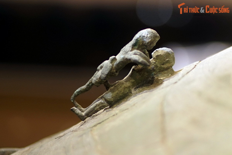 Nét đặc sắc nhất của chiếc thạp này là trên nắp thạp có 4 cặp tượng trai gái đang giao hợp, trong đó có hai cặp còn nguyên vẹn, được tạo hình rất sống động. Hình ảnh này tượng trưng cho khát vọng sinh sôi nảy nở của con người và vạn vật trong nền nông nghiệp lúa nước của người Việt cổ.