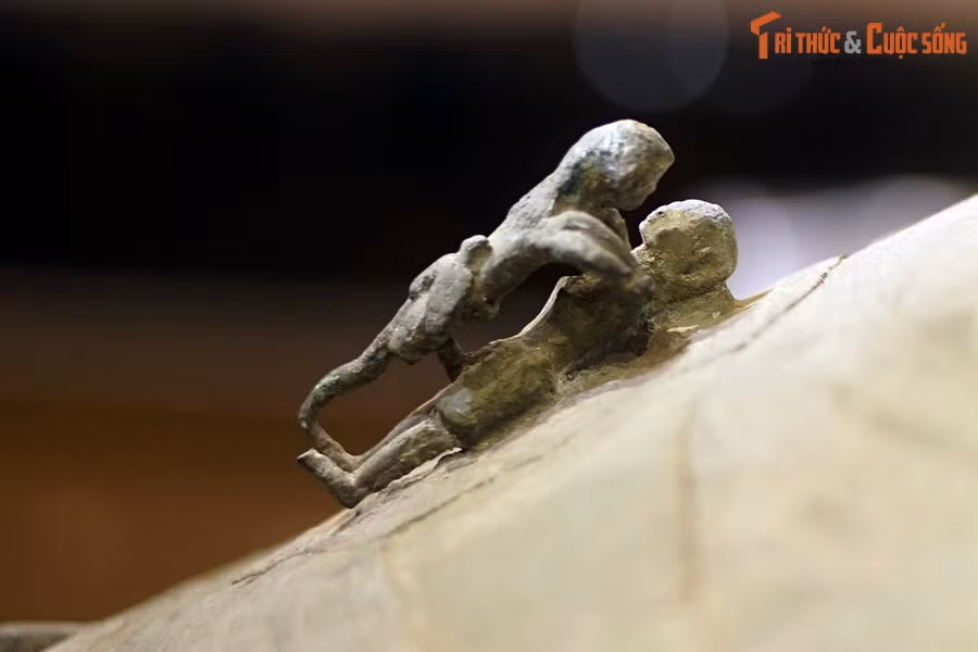 Nét đặc sắc nhất của chiếc thạp này là trên nắp thạp có 4 cặp tượng trai gái đang giao hợp, trong đó có hai cặp còn nguyên vẹn, được tạo hình rất sống động. Hình ảnh này tượng trưng cho khát vọng sinh sôi nảy nở của con người và vạn vật trong nền nông nghiệp lúa nước của người Việt cổ.