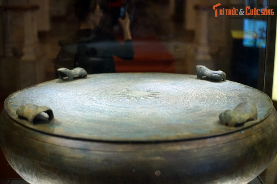 Trống có chiều cao 86 cm, đường kính mặt 116 cm, tình trạng còn khá nguyên vẹn. Nhìn chung, hệ thống hoa văn trang trí trên trống đồng Sao Vàng mang những nét tương đồng với các trồng đồng Đông Sơn cùng thời kỳ, phản ánh sinh động đời sống sinh hoạt của người Việt cổ.