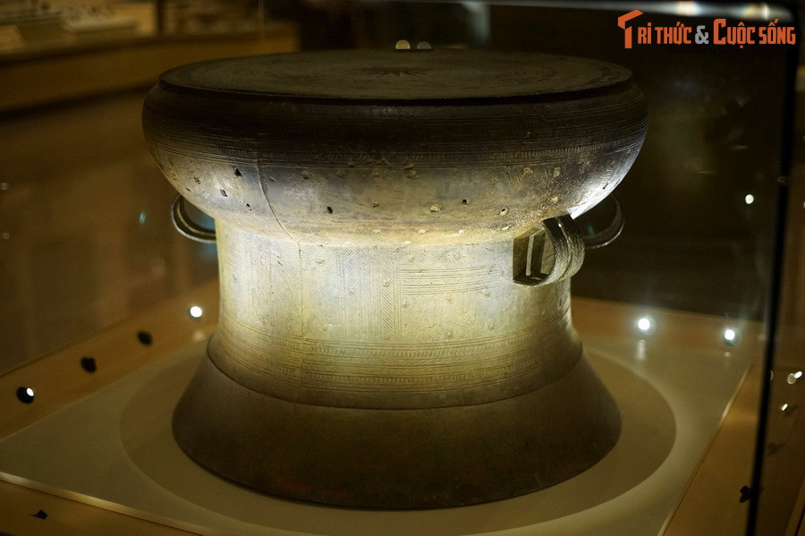 2. Trong các trống đồng Đông Sơn đang được lưu giữ ở Việt Nam, Bảo vật quốc gia Trống đồng Hoàng Hạ được coi là chiếc trống “Á hậu”, với vẻ đẹp chỉ đứng sau trống đồng Ngọc Lũ. Hiện vật được phát hiện tại thôn Hoàng Hạ, huyện Phú Xuyên, tỉnh Hà Đông (cũ) vào năm 1937.