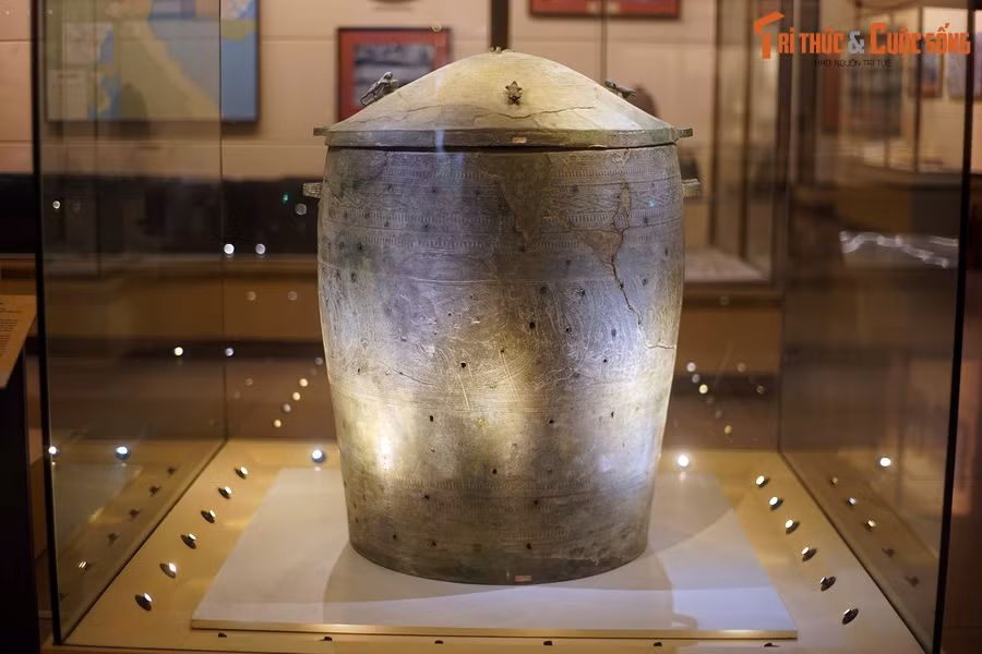 4. Bảo vật quốc gia Thạp đồng Đào Thịnh được phát hiện ở bờ sông Hồng thuộc địa phận xã Đào Thịnh, huyện Trấn Yên, tỉnh Yên Bái vào năm 1961. Hiện vật có chiều cao 98 cm, đường kính miệng 61 cm, đường kính đáy 60 cm.