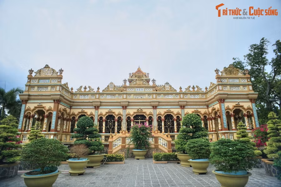 Các thuật ngữ này phát sinh là do việc sử dụng lâu dài, thường xuyên chữ Nho, đặc biệt là qua quá trình tiếp thu, học hỏi đạo Phật từ các văn bản Phật giáo cổ xưa bằng chữ Nho - loại chữ gắn liền với nền học thuật cổ xưa của người Việt. Ảnh: Chùa Vĩnh Tràng ở Tiền Giang.