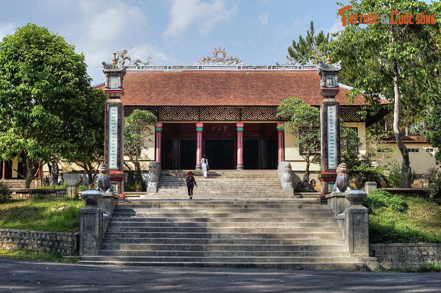 "...Ngày rằm mùng một cúng hoa quả và niệm Phật tụng kinh. Cũng có chùa nhỏ, không có tăng ni, có một người giữ chùa để dâng hương, thắp đèn lễ cúng, gọi là già lam". Ảnh: Chùa Linh Sơn ở Đà Lạt.