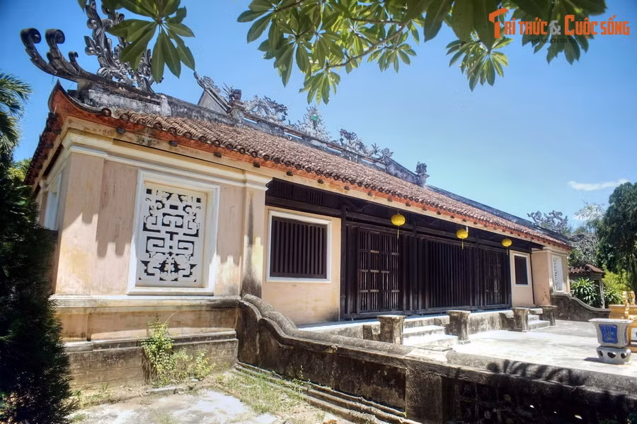 Dịch nghĩa: “Chùa để thờ Phật, xã dân nào cũng có (…). Có lầu chuông, có lầu trống, quy chế nhiều hơn đình, miếu; có tăng ni và tháp mộ, có hậu viện làm nơi ở cho trụ trì và tăng ni...". Ảnh: Chùa Thập Tháp ở Bình Định.