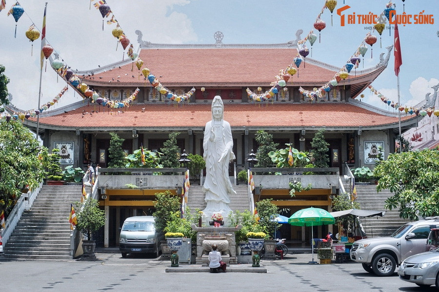 Theo ý kiến có từ cách đây hơn một thế kỷ ở trên thì già lam không có quy mô tổ chức và kiến trúc như chùa, không có sư sãi mà chỉ có thủ từ (ông tự). Nhưng ngày nay từ “già lam” thường được dùng để chỉ chùa chiền nói chung, kể cả những chùa lớn. Ảnh: Chùa Vĩnh Nghiêm ở TP HCM.