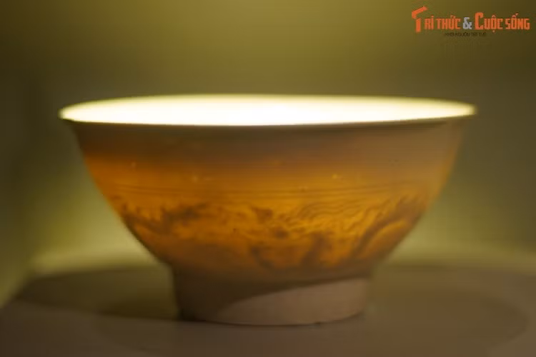 Hai chiếc bát này có kích thước khác nhau (đường kính miệng lần lượt là 14,5 cm và 12,4 cm), từng là vật dụng dành cho vua ở hoàng cung Thăng Long xưa. Bát có thân cong đều, thành mỏng “như vỏ trứng”, ánh sáng có thể xuyên qua.