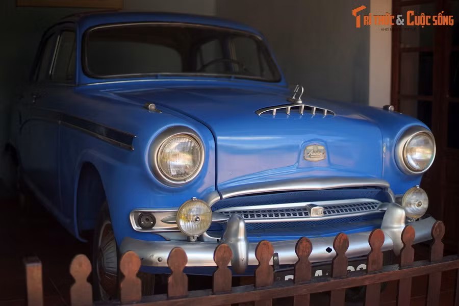 Nhà báo David Halberstam của tờ New York Times đã tường thuật về sự kiện này như sau: “...Ngài Thích Quảng Đức từ trong xe hơi bước ra cùng với hai vị sư khác. Một vị trải một tấm nệm trên đường, còn vị kia thì mở thùng sau xe lấy ra một cái can loại đựng 5 ga-lông xăng...”.