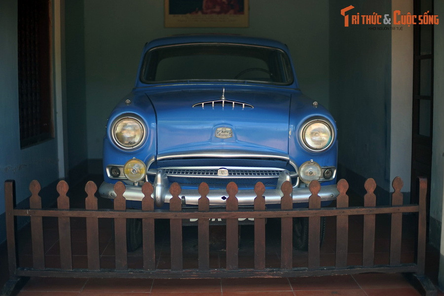 3. Chùa Thiên Mụ là nơi lưu giữ một chiếc xe hơi cũ có lịch sử đặc biệt. Đó là một chiếc xe thuộc mẫu Austin A95 Westminster, biển số DBA-599. Đây chính là chiếc xe chở Hòa thượng Thích Quảng Ðức đến địa điểm tự thiêu ở Sài Gòn ngày 11/6/1963.