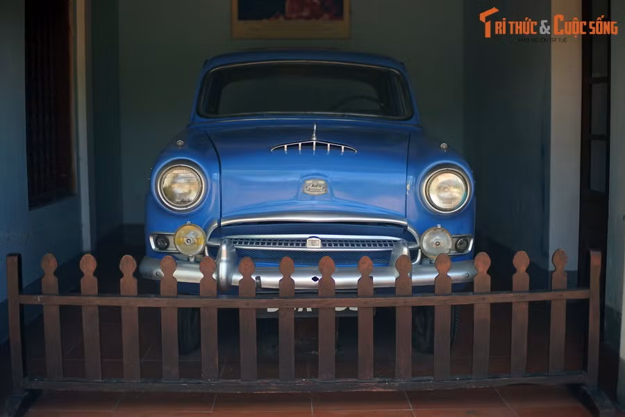 3. Chùa Thiên Mụ là nơi lưu giữ một chiếc xe hơi cũ có lịch sử đặc biệt. Đó là một chiếc xe thuộc mẫu Austin A95 Westminster, biển số DBA-599. Đây chính là chiếc xe chở Hòa thượng Thích Quảng Ðức đến địa điểm tự thiêu ở Sài Gòn ngày 11/6/1963.