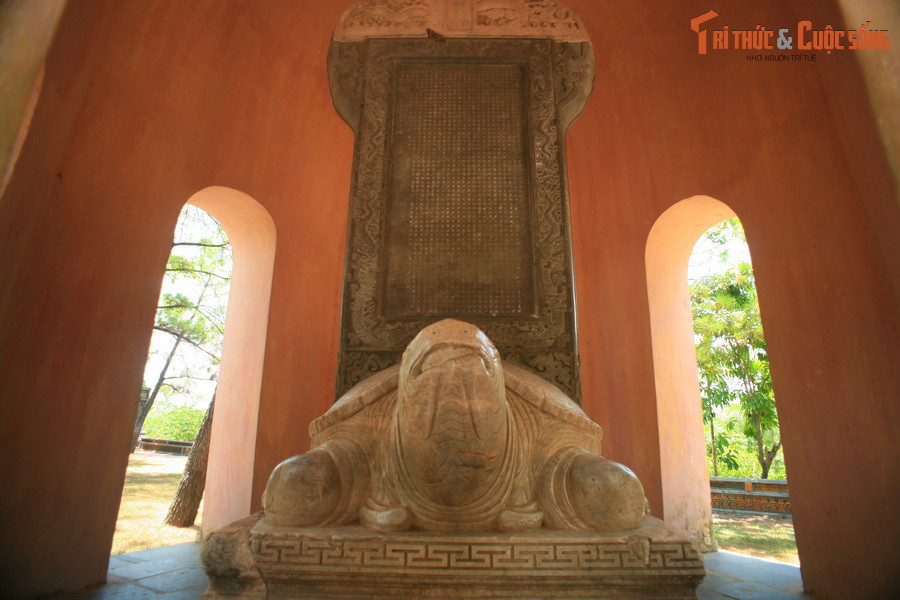 2. Bia Ngự kiến Thiên Mụ tự được chúa Nguyễn Phúc Chu cho dựng tại chùa Thiên Mụ vào năm 1715. Hiện vật gồm có phần bia cao 3,89 mét, rộng 1,68 mét, dày 0,25 mét; đế bia hình rùa dài 2,24 mét, rộng 1,65 mét, cao 0,66 mét; bệ bia hình vuông mỗi cạnh dài 1,73 mét, cao 0,52 mét.