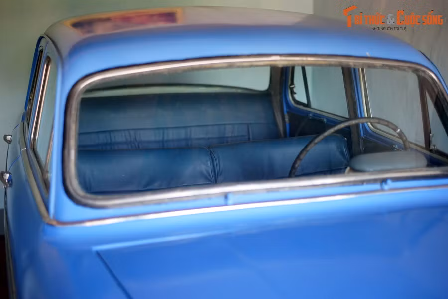 “...Trong lúc đoàn diễu hành vây tròn quanh, Ngài Thích Quảng Đức lặng lẽ ngồi xuống tấm nệm, trong tư thế tọa thiền. Vị sư đi theo tưới xăng từ can lên đầu Ngài. Ngài lần chuỗi hạt và niệm Nam Mô A Di Đà Phật trước khi quẹt một cây diêm và tự châm vào người...”.