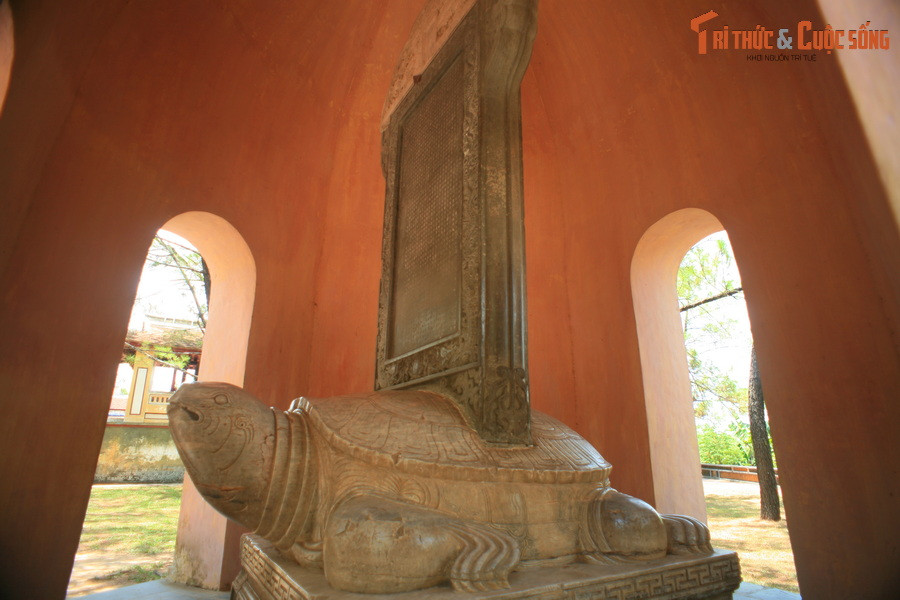 Đây là tấm bia đá có kích thước đồ sộ nhất trong số các bia đá thời chúa Nguyễn còn được lưu giữ. Hiện vật có nhiều giá trị về văn hóa, với hình thức trang trí và kỹ thuật điêu khắc phản ánh sự kế thừa từ mỹ thuật thời Lê - Trịnh, đồng thời vẫn mang nét riêng của phong cách thời Nguyễn.