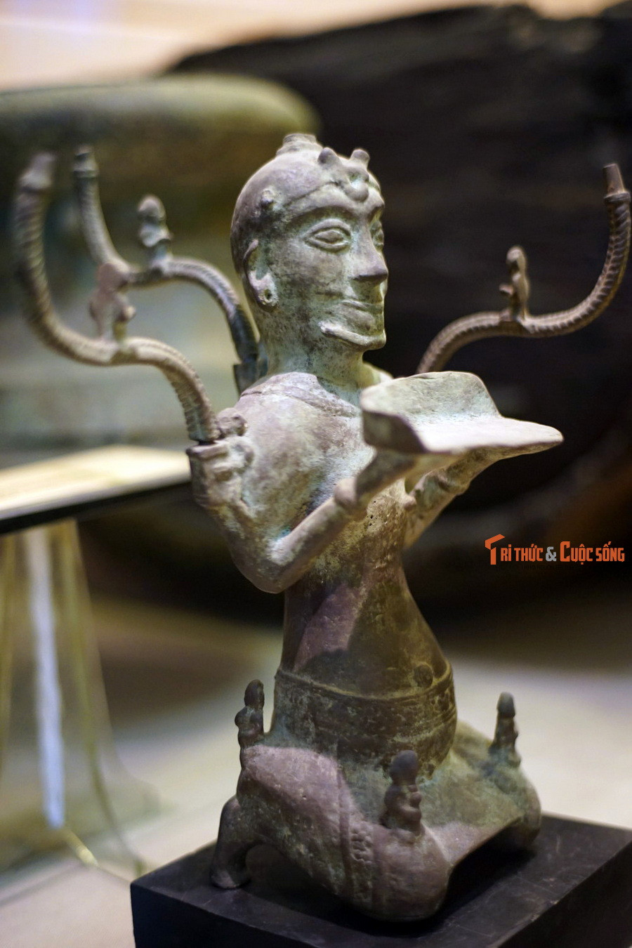 Được lưu giữ tại Bảo tàng Lịch sử Quốc gia Việt Nam, Bảo vật quốc gia Cây đèn hình người quỳ được coi là một trong những cổ vật bí ẩn nhất Việt Nam. Nhiều giả thuyết khác nhau về ý nghĩa, nguồn gốc của cổ vật này đã được các nhà nghiên cứu đưa ra trong một thế kỷ qua.