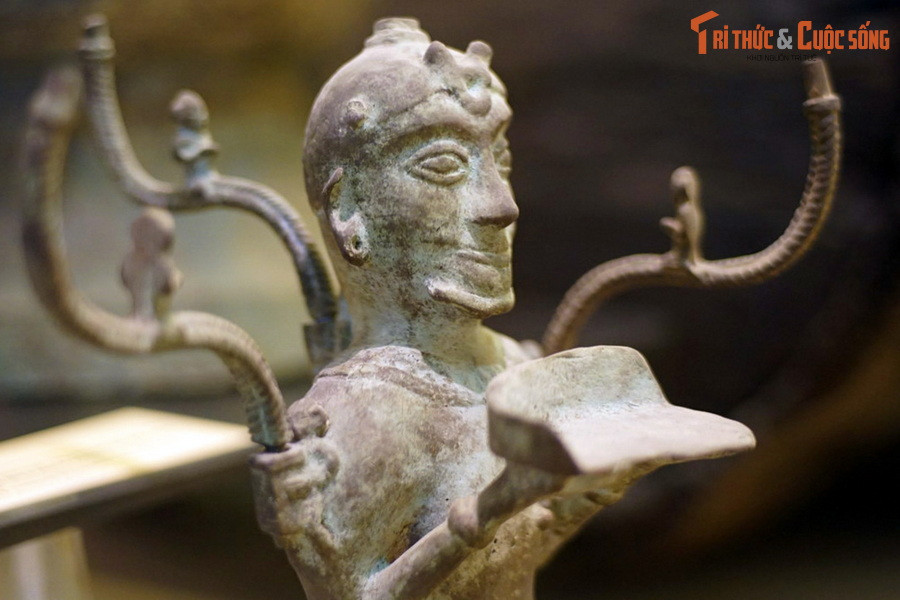 Olov Janse chính là người đầu tiên đưa ra những phân tích và lý giải về tạo hình của cây đèn Lạch Trường. Theo đó, hiện vật có hình người quỳ gối. Hai vai và trên lưng có 3 cành chữ “S”. Mỗi cành có một hình người. Cử chỉ của hình người này cho thấy họ là những vũ công