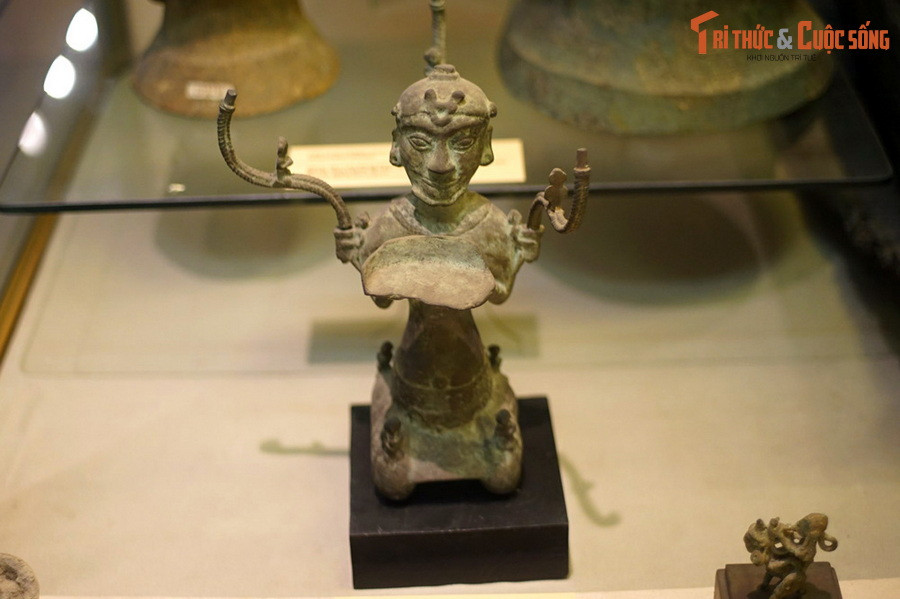 Mặc dù người đàn ông ở tư thế quỳ nhưng đây không phải là người hầu hạ hoặc người ở vị trí thấp hèn như người ta thường thấy. “Vương miện” và những vật trang điểm cho thấy đây là bức tượng thể hiện một bá tước hoặc một vị thánh, Janse nhận định.