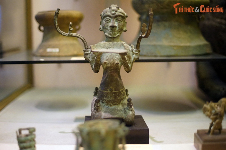 Ngược dòng thời gian, vào năm 1935, nhà khảo cổ học Thụy Điển Olov Janse, cộng tác viên của Viện Viễn Đông Bác Cổ Pháp (EFEO), đã tìm thấy cây đèn này tại một khu mộ trong cuộc khai quật ở Lạch Trường, Thanh Hóa. Hiện vật làm bằng đồng, được xác định có niên đại khoảng 1.700-2.000 năm trước.