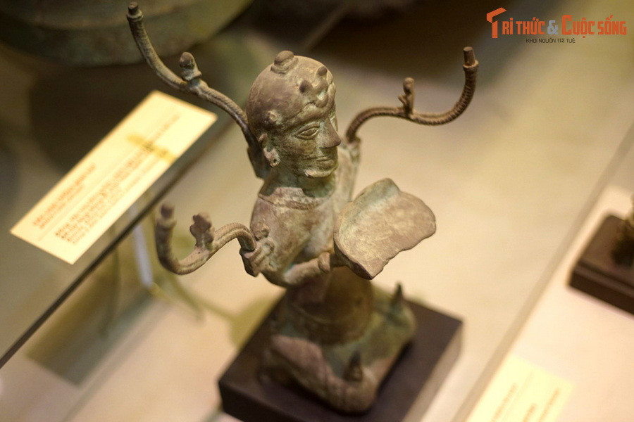 Vành khăn trên trán bức tượng cho thấy dấu hiệu của bậc vương giả. Con mắt không nhìn xuôi mà có tỷ lệ lớn và mở rộng. Theo văn hóa Hy Lạp cổ đại, điều này chứng tỏ sắc đẹp của người được miêu tả. Các cánh tay cũng được trang trí tinh tế.