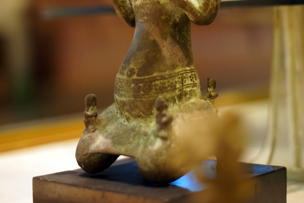 Vòng bụng đầy đặn thể hiện sự sung túc của chủ nhân. Trên hai vai và ngực mang đồ trang sức có thể hình dung là một chuỗi hoa sen hoặc đồ trang sức được trang trí hoa văn hoa sen. Các cánh tay đeo vòng và xung quanh bụng có đeo thắt lưng. Những vật trang sức này đều mang mô típ hoa sen.