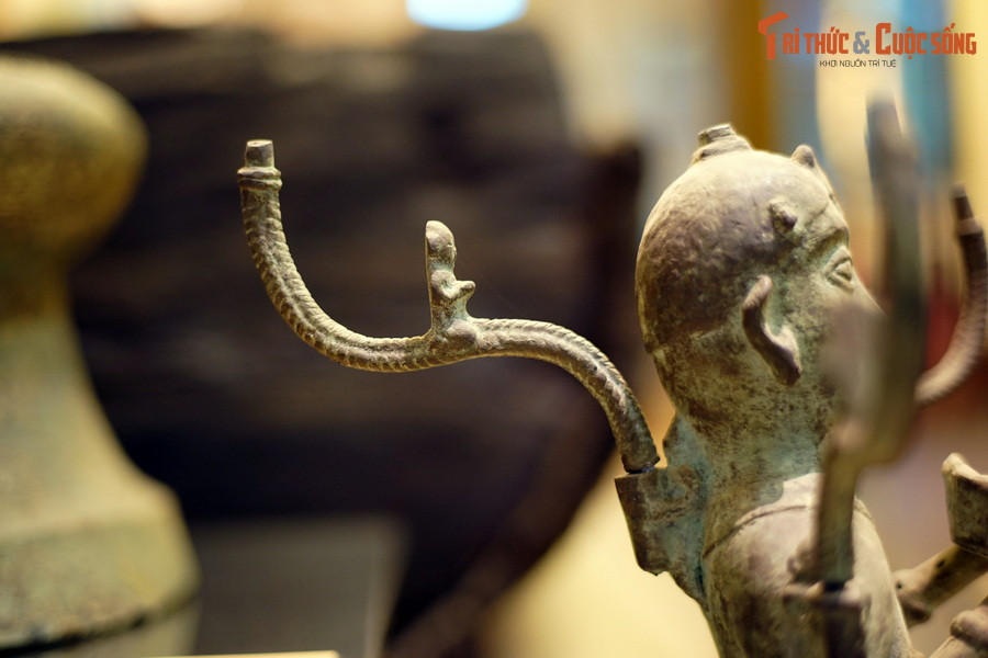 Tóc của người quỳ được mô tả bằng những cuộn hình xoáy ốc. Janse nhận xét, đây là đặc điểm thường thấy đối với các tượng Phật của Ấn Độ và Viễn Đông. Nó cũng rất tiêu biểu cho nghệ thuật Gandhara Hy Lạp cổ đại.