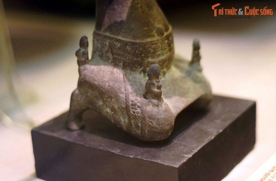 Ngoài ra, trên chân của những tượng này có 4 nhạc công cũng ở tư thế quỳ. Hai nhạc công là người thổi sáo và hai nhạc công khác đang chơi một loại nhạc cụ chưa rõ.