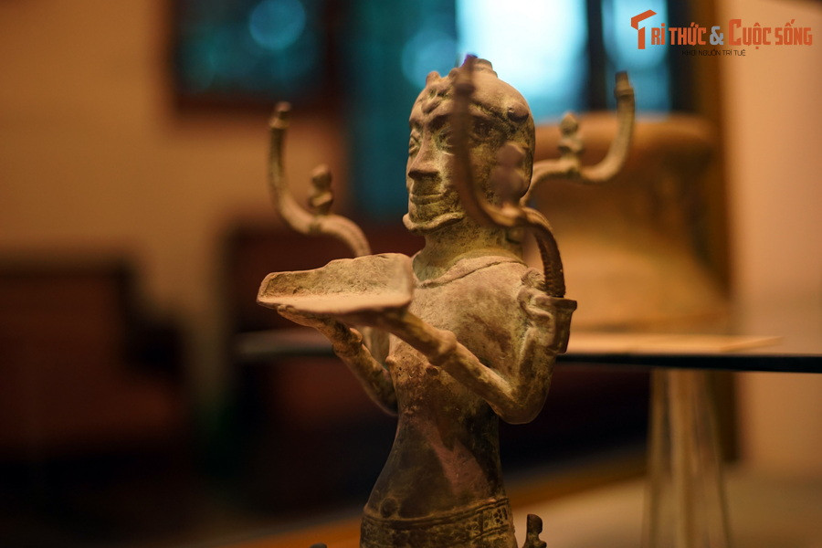 Theo Janse, nếu như cây đèn thể hiện nền văn hóa Hy Lạp chịu ảnh hưởng bởi tôn giáo thần bí thì người ta cũng phải tính đến khả năng ngay cả ánh sáng đèn cũng nhằm hoàn thiện một chức năng thần bí...