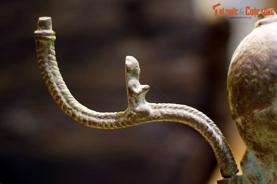 Nhà nghiên cứu người Thụy Điển đưa ra kết luận rằng, cây đèn hình người mang trên vai và sau lưng mình những cành cây. Điều này gợi nhớ đến việc vị thần cổ đại Hy Lạp trông nom cái chết và sự sống thường được vẽ với những cành cây cắm sau lưng.