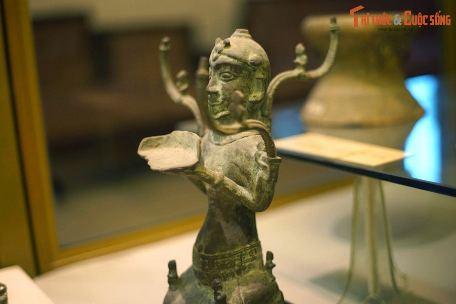 Trong tương quan với các nhạc công, vũ nữ đang cầm đèn, người quỳ cũng có kích cỡ lớn hơn nhiều. Mà trong nghệ thuật cổ điển, chính quan hệ kích cỡ này thể hiện sự khác nhau về cấp bậc giữa một vị thánh với người bình thường khi sắp xếp cạnh nhau.