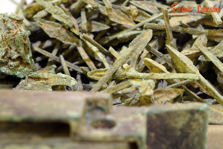 Đến những năm 2000, tại góc tây nam đền Thượng trong khu vực thành Nội Cổ Loa, các nhà khảo cổ học đã phát hiện ra hệ thống lò đúc mũi tên đồng cùng hàng trăm khuôn đúc. Đây là những chứng cứ vật chất khẳng định việc quân đội của vua An Dương Vương đúc mũi tên tại kinh đô Cổ Loa.