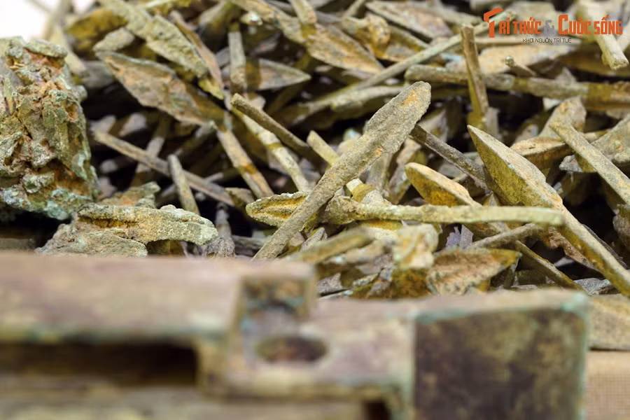 Đến những năm 2000, tại góc tây nam đền Thượng trong khu vực thành Nội Cổ Loa, các nhà khảo cổ học đã phát hiện ra hệ thống lò đúc mũi tên đồng cùng hàng trăm khuôn đúc. Đây là những chứng cứ vật chất khẳng định việc quân đội của vua An Dương Vương đúc mũi tên tại kinh đô Cổ Loa.