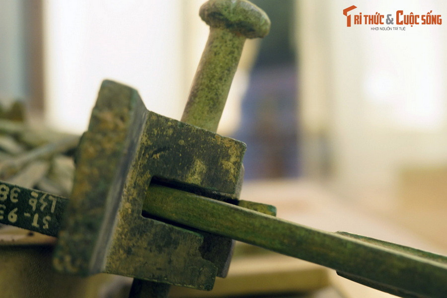 Các bộ phận này được liên kết lại bằng hai cái chốt. Khi sử dụng, dây nỏ được căng lên, cài vào khấc hãm, dùng ngón tay kéo lùi lẫy nỏ để dây bật, đẩy tung những mũi tên lao tới đích.