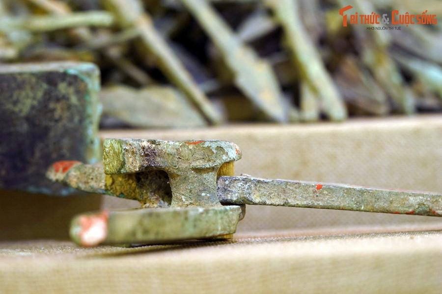 Số lượng hàng vạn mũi tên đồng, hàng trăm khuôn đúc, cùng nhiều lẫy nỏ đã được phát hiện, đã chứng minh rằng, đương thời đã có một đội quân lớn thường trực tại Cổ Loa.