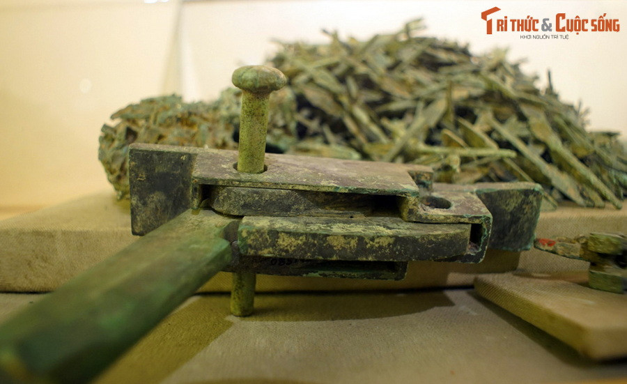 Để trở thành loại vũ khí đánh xa lợi hại, mũi tên phải đi cùng với nỏ bắn. Tại Cổ Loa và nhiều nơi khác trong phạm vi phân bố của văn hóa Đông Sơn cũng đã tìm thấy những chiếc nỏ bằng đồng được chế tác rất tinh xảo.