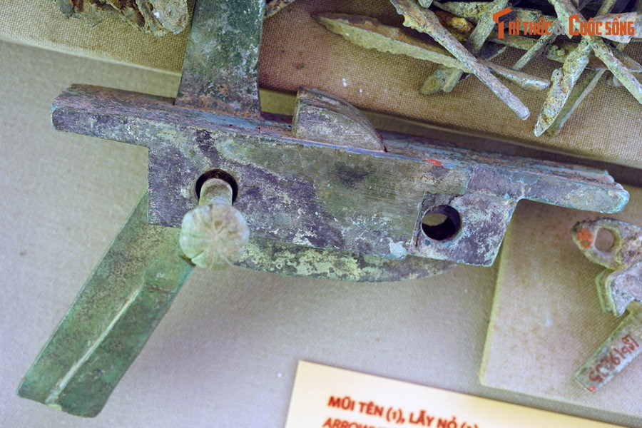 Nỏ có cấu tạo gồm nhiều bộ phận đúc rời: Hộp cò hình chữ nhật, miệng hộp xẻ chéo các rãnh để đặt mũi tên và khấc hãm dây nỏ, lẫy nỏ có hình dáng gần giống móng rùa (theo huyền thoại, lẫy nỏ làm bằng móng thần Kim Quy) và hai thanh đồng dùng để đưa dây nỏ vào khấc hãm.