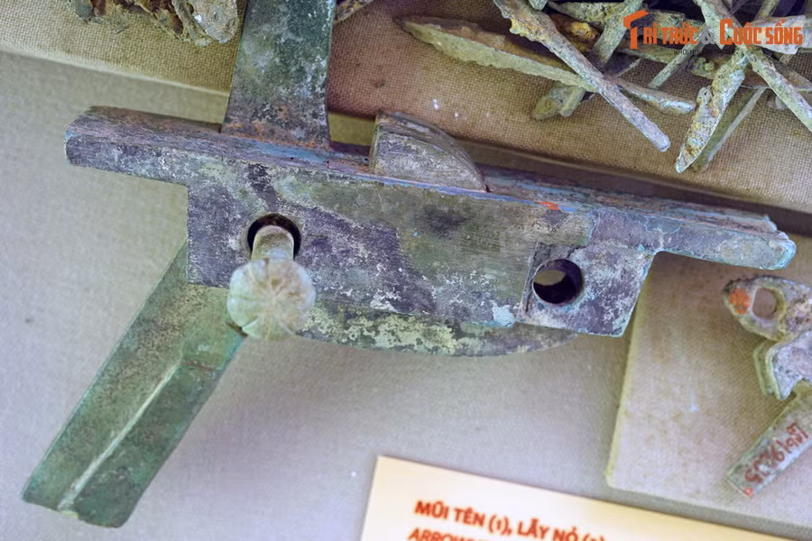 Nỏ có cấu tạo gồm nhiều bộ phận đúc rời: Hộp cò hình chữ nhật, miệng hộp xẻ chéo các rãnh để đặt mũi tên và khấc hãm dây nỏ, lẫy nỏ có hình dáng gần giống móng rùa (theo huyền thoại, lẫy nỏ làm bằng móng thần Kim Quy) và hai thanh đồng dùng để đưa dây nỏ vào khấc hãm.