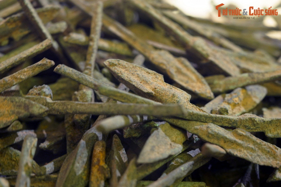 Đáng chú ý, chỉ có khoảng một phần tư số mũi tên đã được tu chỉnh để sử dụng, ba phần tư còn lại là mũi tên mới ra khuôn, còn nguyên dấu vết của kỹ thuật đúc. Bởi vậy, đây có thể là kho cất giữ mũi tên vừa đúc xong, đang trong quá trình gia công để sử dụng.