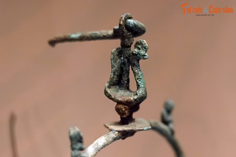 Hình chim công trên đỉnh chiếc đèn treo bằng đồng của người Việt cổ giai đoạn văn hóa Đông Sơn. (Các hiện vật trong bài được trưng bày ở Bảo tàng Lịch sử quốc gia).