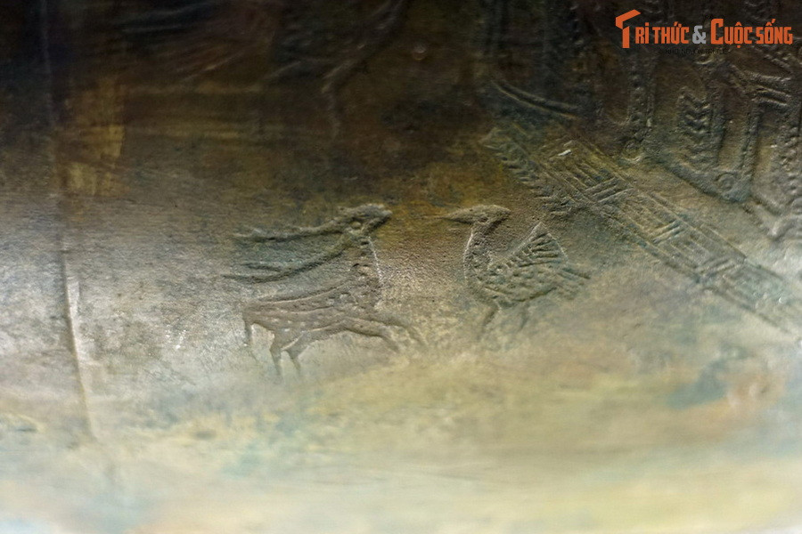 Hình chim đứng đối diện với hình hươu sao ở trống đồng Sao Vàng.