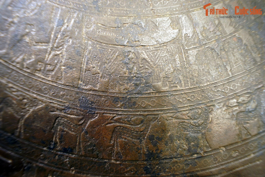 Hình một loài chim giống chim công đậu trên nhà sàn hình thuyền, mặt trống đồng Ngọc Lũ 1.