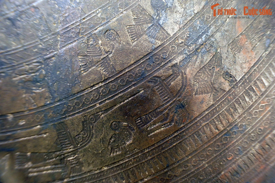 Hình chim lạc cùng nhiều loài chim khác trong tư thế đang bay và đang đậu trên mặt trống đồng Ngọc Lũ 1.