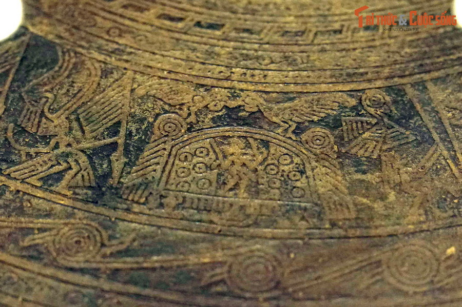 Đôi chim có đuôi dài mớm mồi cho nhau trên nhà sàn mái vòm, mặt trống đồng Hoàng Hạ.