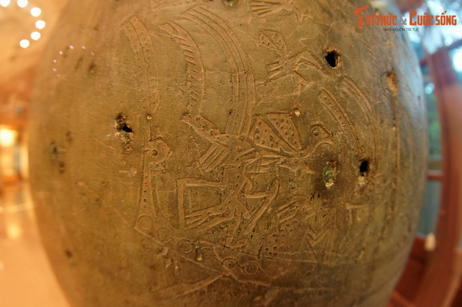 Hình chim bay trên con thuyền chở nhóm người cầm vũ khí ở thân thạp đồng Đào Thịnh.