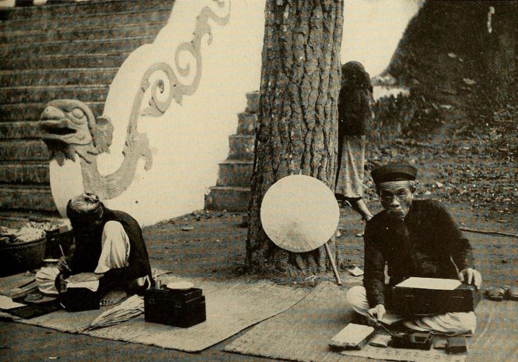 Các thầy bói chờ khách tại một ngôi đền ở xứ Thanh. Ảnh: The People of French Indochina.