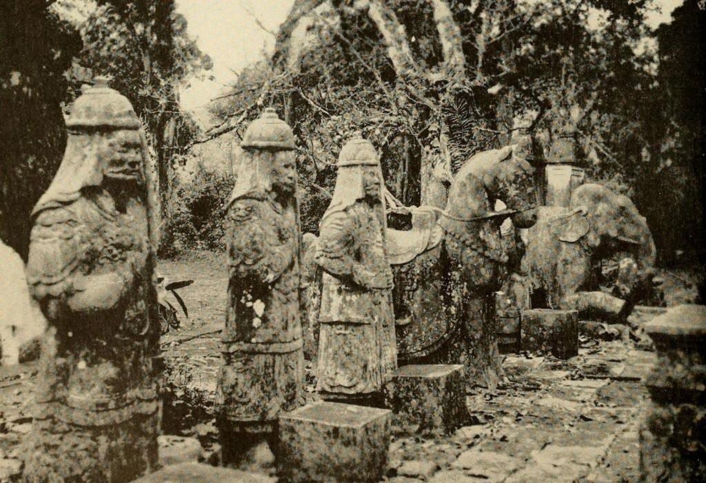 Những pho tượng cổ ở lăng đá Quận Mãn, nay nằm ở phường An Hoạch, thành phố Thanh Hóa. Ảnh: The People of French Indochina.