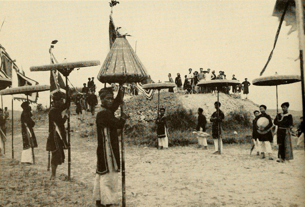 Các trai tráng địa phương cầm lọng chào đón Toàn quyền Đông Dương ở Thanh Hóa trong chuyến công du năm 1937. Ảnh: The People of French Indochina.