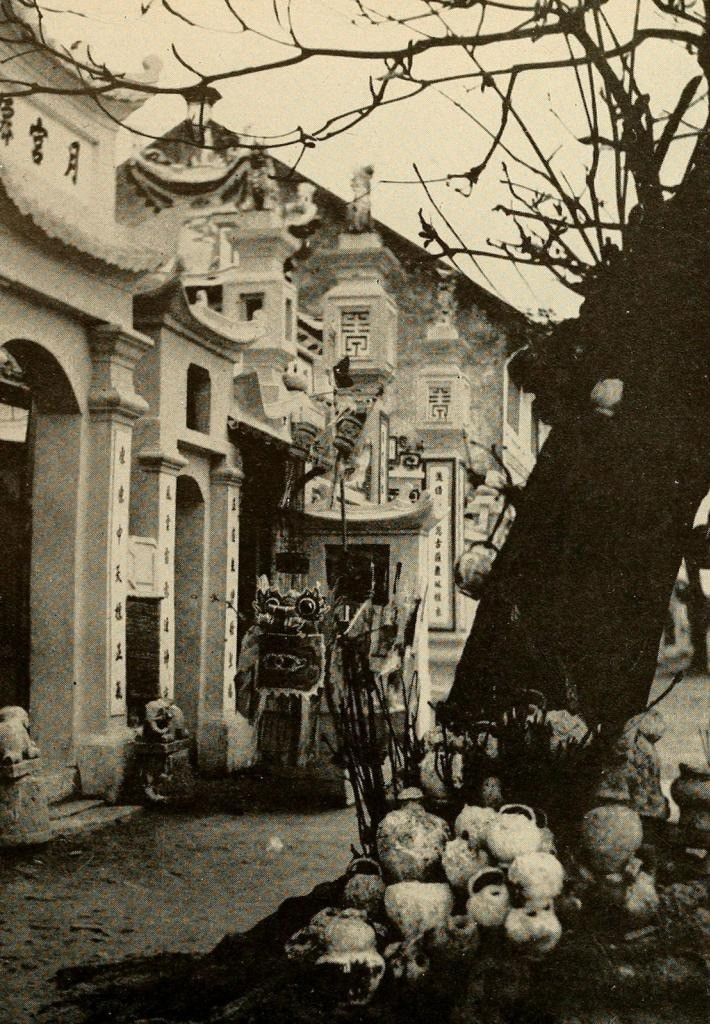 Các “Ông bình vôi” được chất đầy trên gốc cây thiêng ngoài cổng một ngôi đền ở Thanh Hóa xưa. Ảnh: The People of French Indochina.