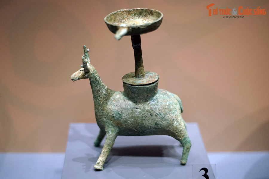 Đèn có chân tượng hươu bằng đồng văn hóa Đông Sơn, thế kỷ 2-1 TCN, hiện vật của BT Lịch sử Quốc gia Việt Nam (Hà Nội). Tương tự như khỉ, tất cả các loài hươu nai ở Việt Nam đều nằm trong Sách Đỏ, cần được bảo vệ do các mối đe dọa từ việc săn bắt bừa bãi và mất môi trường sống.