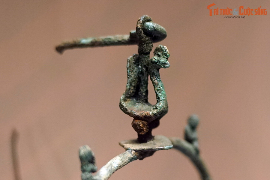 Hình tượng chim công trên quai treo của chiếc đèn đồng văn hóa Đông Sơn, thế kỷ 2-1 TCN, hiện vật của BT Lịch sử Quốc gia Việt Nam (Hà Nội). Ở Việt Nam, số lượng của chim công đã giảm mạnh trong thiên nhiên, khiến chúng trở thành loài nằm trong diện nguy cấp.