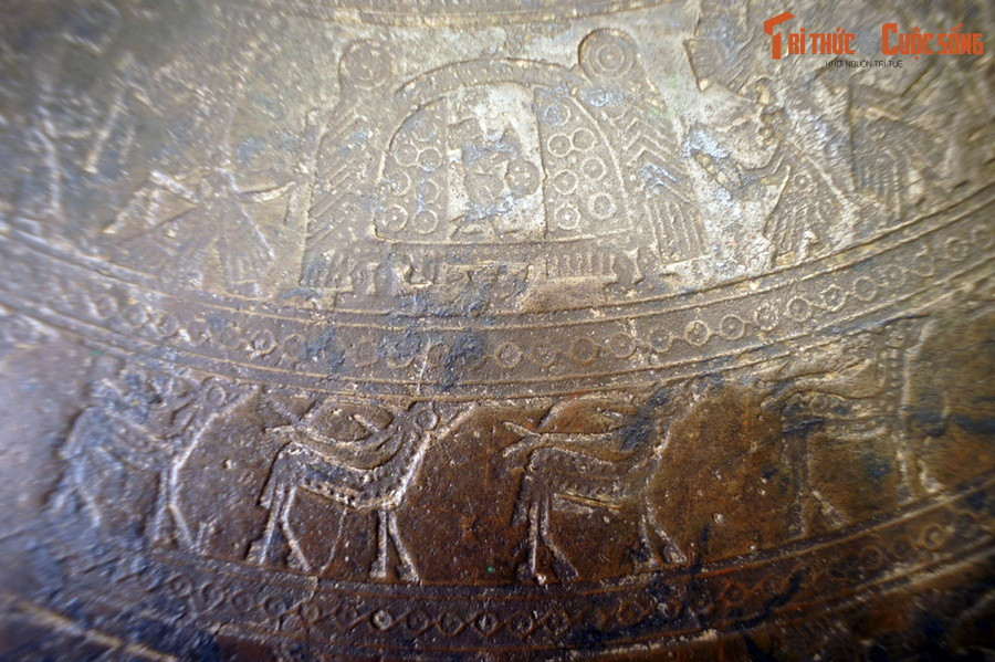 Hình hươu sao trên trống đồng Ngọc Lũ, văn hóa Đông Sơn, niên đại 2.500 năm trước, hiện vật của BT Lịch sử Quốc gia Việt Nam (Hà Nội). Mặc dù được nuôi tương đối nhiều trong các trang trại, loài hươu sao được xác định là đã tuyệt chủng ngoài thiên nhiên ở Việt Nam.