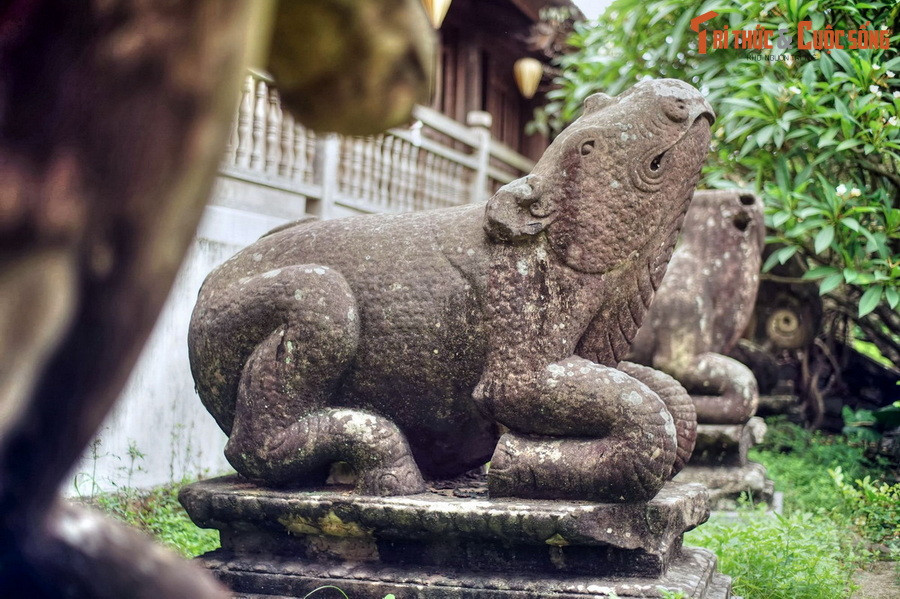 Tượng tê giác trong bộ tượng linh thú ở chùa Phật Tích (Tiên Du, Bắc Ninh). Việt Nam từng là sơi sinh sống của hai loài tê giác một sừng và hai sừng. Trong đó tê giác hai sừng đã biến mất vào giữa thế kỷ 20, còn tê giác một sừng được xác định tuyệt chủng vào năm 2010.