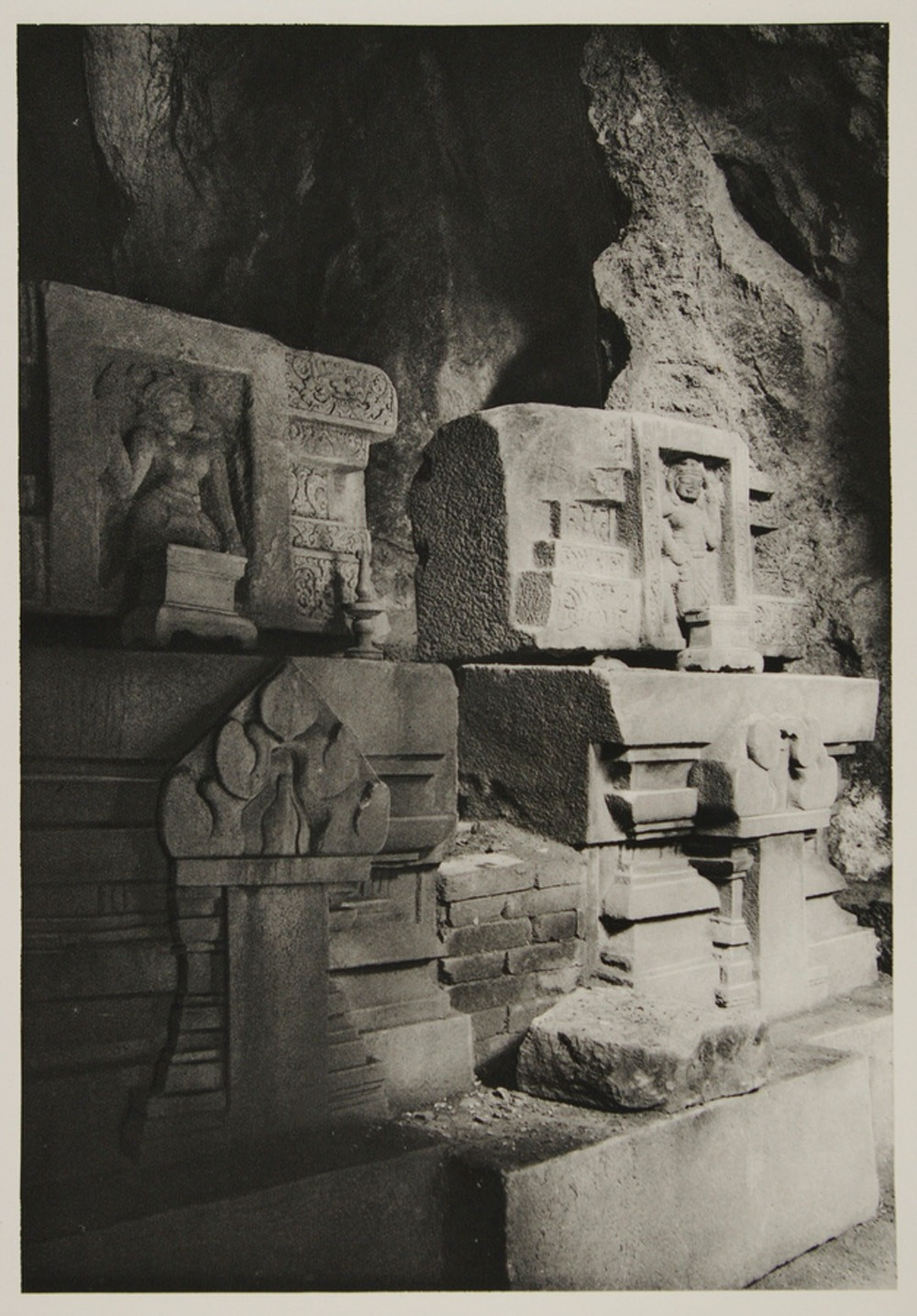 Bệ thờ Champa ở trong động Tàng Chơn ở Ngũ Hành Sơn.